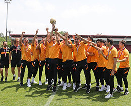 U19 Sper Lig ampiyonu Galatasaray kupasn ald