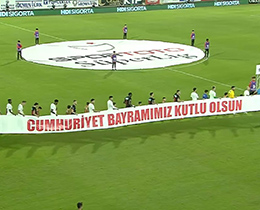 63 mata futbolcular ve hakemler sahaya Cumhuriyet pankartyla kt
