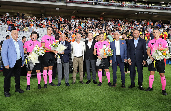 TFF Bakan Mehmet Bykeki, Avc ve Korkmaz'a iek verdi