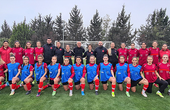 Ouz Çetin'den U19 Kadn Milli Takm kampna ziyaret