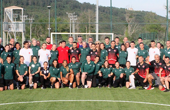 WEURO FIFA Hakemleri ile Sesi Grenler Futbol Milli Takmmz dostluk ma yapt