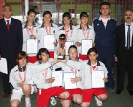 Karamanda "Gen Kzlar Futbol ve Gen Erkekler Ayak Tenisi Turnuvas" yapld