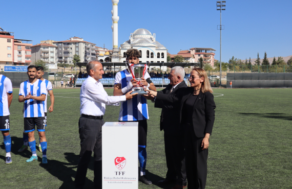 Malatya Arguvanspor kulübü kupasını aldı
