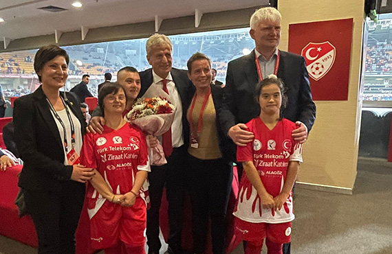 Bakan Servet Yardmc, Down sendromlu mill sporcularmzla bir araya geldi