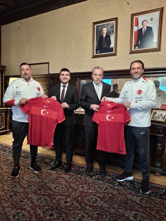 Orjinal boyutlar� i�in t�klay�n�z