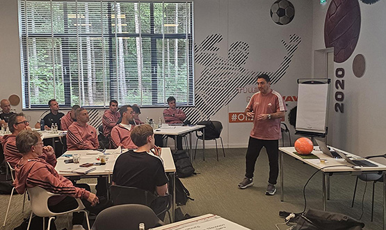 Bayraktar ve Kaya, UEFA Elit Gen Futbolcu Geliim Semineri'ne Katld