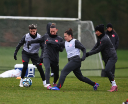 Kad�n A Mill� Tak�m�m�z, Belfast�ta �al��malara Ba�lad�