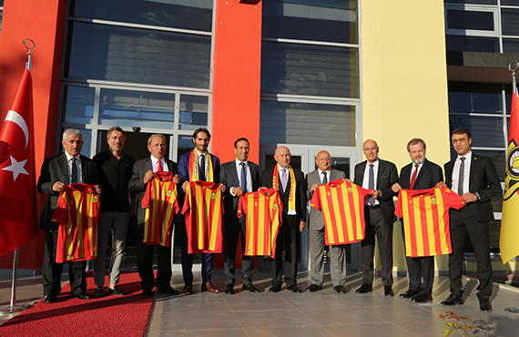 Bakan Nihat zdemir'den BtcTurk Yeni Malatyaspor'a ziyaret