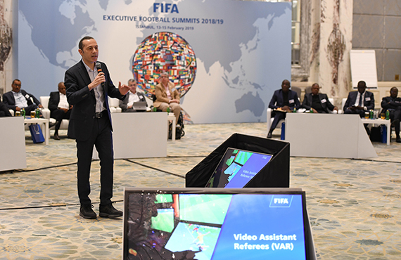Cneyt akr, FIFA Futbol Ynetim Zirvesi'nde VAR sunumu yapt