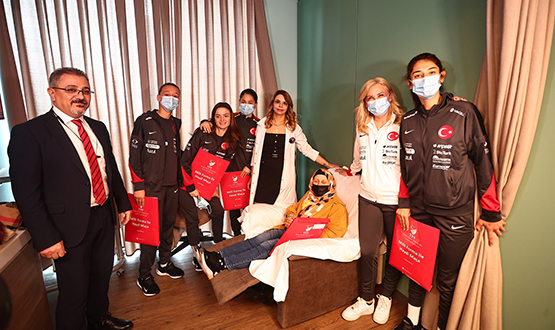 Kad�n A Mill� Tak�m�m�z, Hastalara Moral Ziyaretinde Bulundu