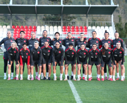 Kadn A Mill Takmmz, Arnavutluk Karsnda