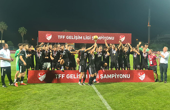 Elit U17 Ligi Finali'nde Altnordu'yu 3-0 yenen Beikta ampiyonlua ulat