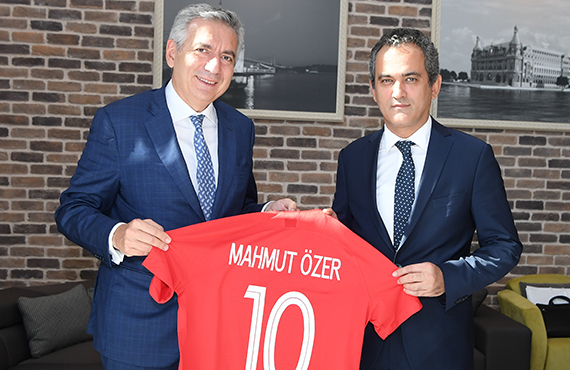 Milli Eitim Bakan Yardmcs Mahmut zer'den TFF'ye ziyaret