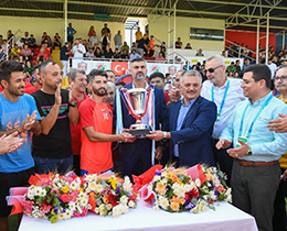 Kepez Belediyespora kupasını Ramazan Üçdan verdi
