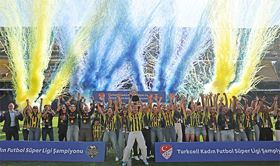 Fenerbah�e arsaVev, �ampiyonluk Kupas�n� Ald�