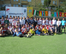 Trk Dnyas Futbol Turnuvas balad