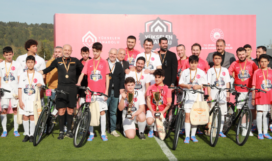 Futbol Ailesi Depremzede ocuklar in Sahaya kt