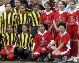 Okul bayan futbol takmlar sahaya kt