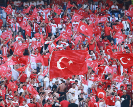Hollanda Manda Tribnleri Tekrar Beyaza Boyayacaz