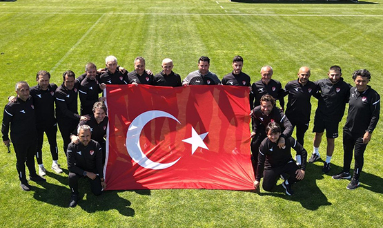 Antalya'da Eitim Gren Aday Antrenrlerden 23 Nisan Kutlamas
