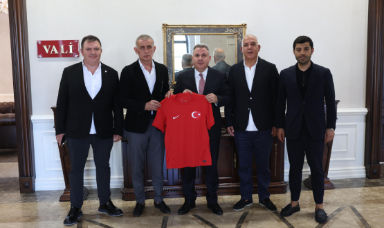 TFF Bakan Hacosmanolu, zmir Valisi Elban' Ziyaret Etti