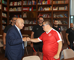 Özdemir, Down Sendromlular Futsal Milli Takm ile bir araya geldi