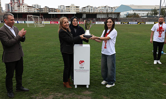 Siverek Kad�n Spor Kul�b� Kupas�n� Ald�