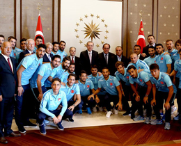 Bakan Demirren ve A Milli Takmmz Cumhurbakann ziyaret etti