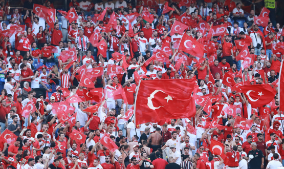 Hollanda Manda Tribnleri Tekrar Beyaza Boyayacaz