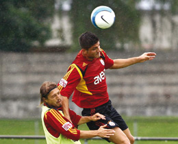 Bar zbek: "ki ynl futbolcuyum"