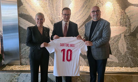 Kosova Bykelisi Angl'dan Kadn A Mill Takmmza Ziyaret