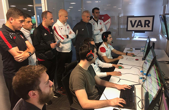 A Klasman Hakemleri online ve offline VAR almalarna balad