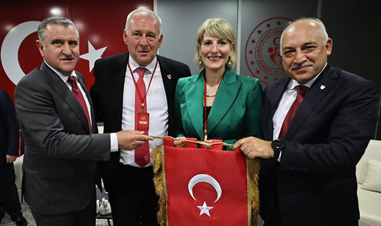 Trkiye ile Galler Federasyonlar Arasnda Hediye Deiimi Yapld