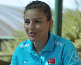 Cansu Ya: "Trkler kadn futbolcu grnce aryor"