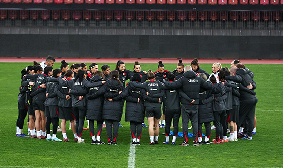 Kad�n A Mill� Tak�m�m�z �svi�re �le Kar��la��yor