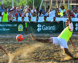 Garanti Plaj Futbolu Liginde etap birincilikleri sürüyor