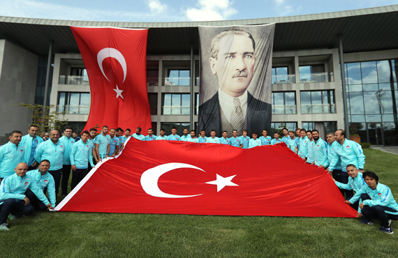 A Milliler 30 Austos Zafer Bayram'n Riva'da kutlad