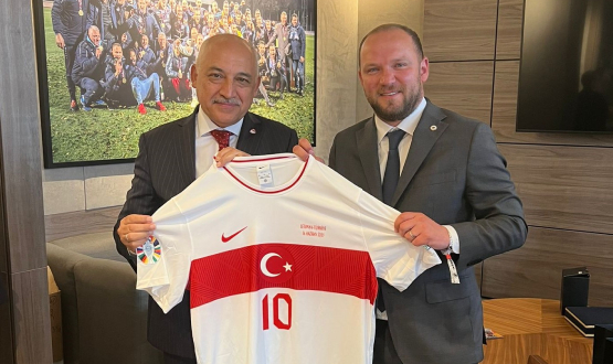 Trkiye ve Letonya Futbol Federasyonlar Arasnda Hediye Deiimi Yapld