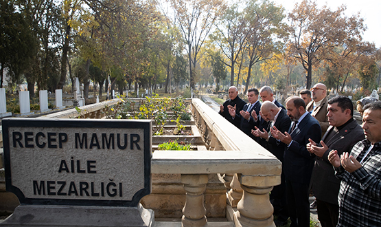 Bakan Hacosmanolu, Recep Mamur'un Kabrini Ziyaret Etti
