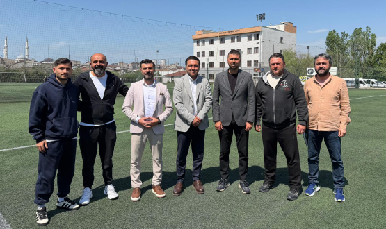 Bayraktar, �stanbul'un Sultangazi �l�esinde Kul�p Ziyaretleri Ger�ekle�tirdi