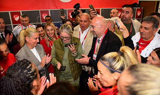 Cumhurbakanmz Erdoan'dan Kadn A Mill Takma Tebrik Telefonu