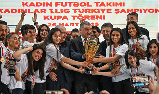 ampiyon Yüksekova'ya Kupasn Bakanlar Güler, Bak ve Yumakl Verdi