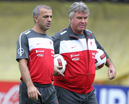 Hiddink ve etin, ngilterede drt genci izleyecek