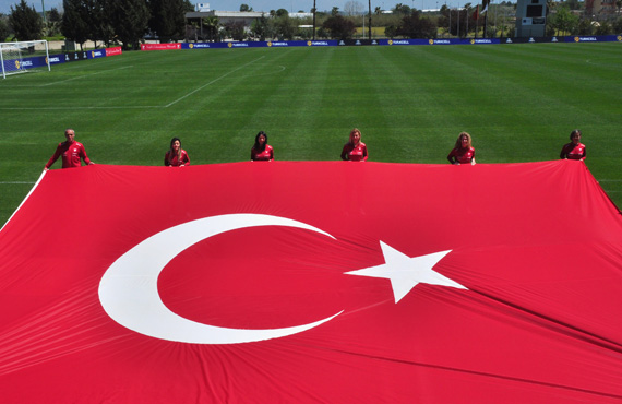 Kadn Milli Takmlar Teknik Heyeti ve kadn futbolcular 23 Nisan' kutlad
