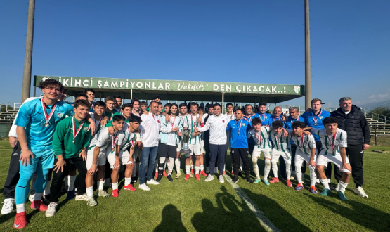 U19 Elit B Ligi ve U17 Elit A Ligi ampiyonu Bursaspor Kupalarn Ald
