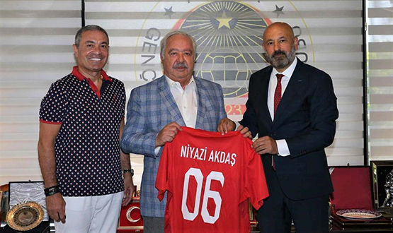 mer Grsoy'dan Genlerbirlii Kulb Bakan Niyazi Akda'a Ziyaret