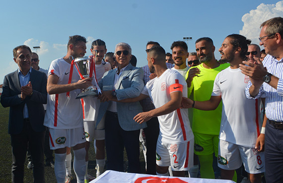 Ayvalıkgücü Belediyespor'a kupasını Ali Düşmez verdi