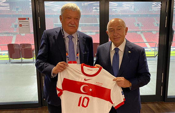 Bakan Nihat Özdemir, Sandor Csanyi ile bir araya geldi 