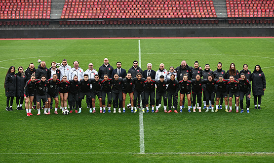 Kad�n A Mill� Tak�m�m�z, �svi�re Ma��na Haz�r