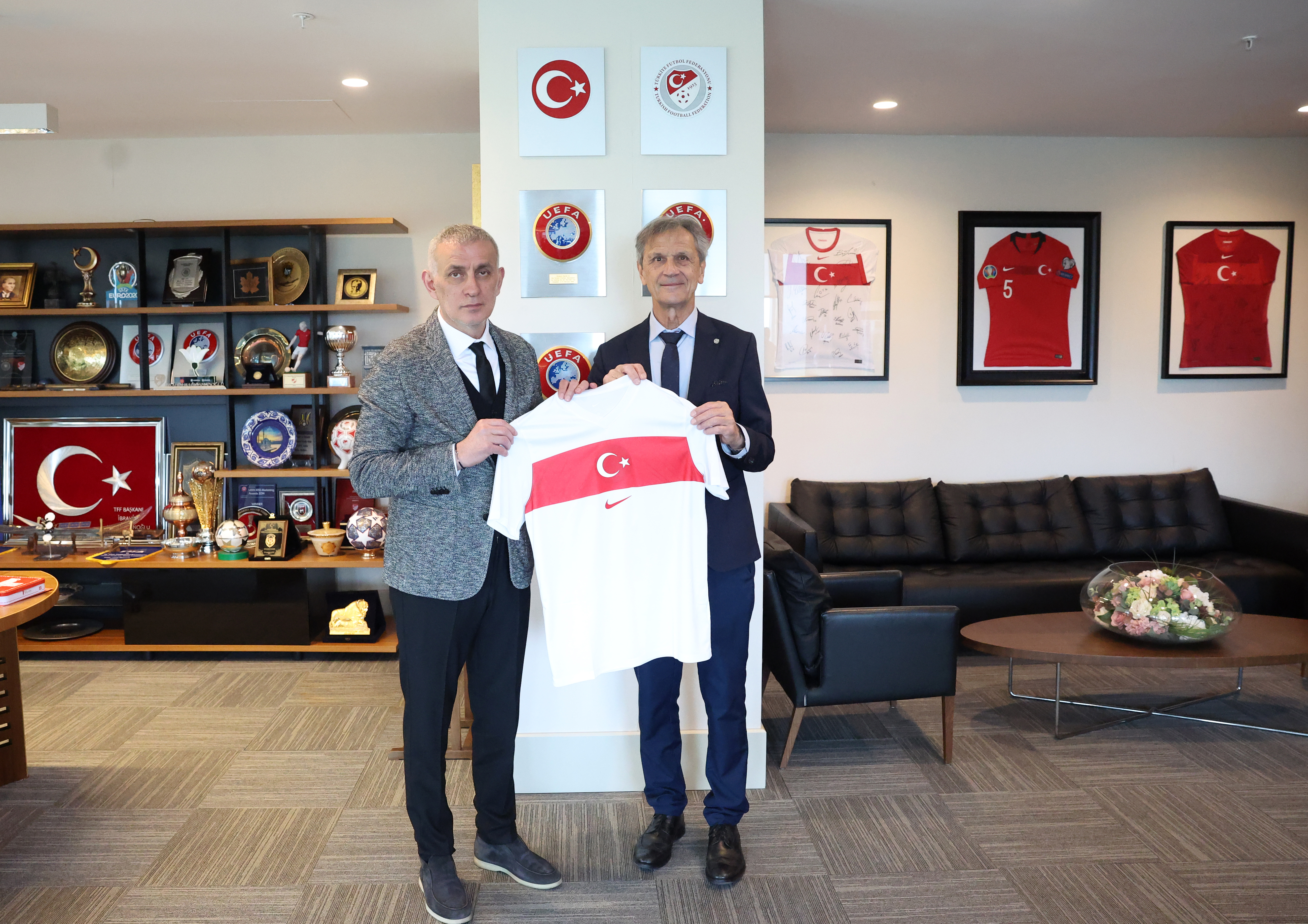 TFF Başkanı Hacıosmanoğlu'na İFF Başkanı Blanc'dan ziyaret!